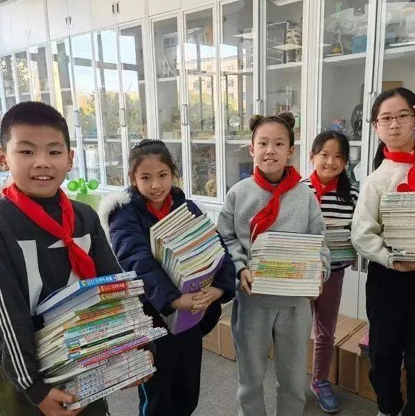 孩子们立刻兴致勃勃地行动起来.一听说要添新书,日前,学