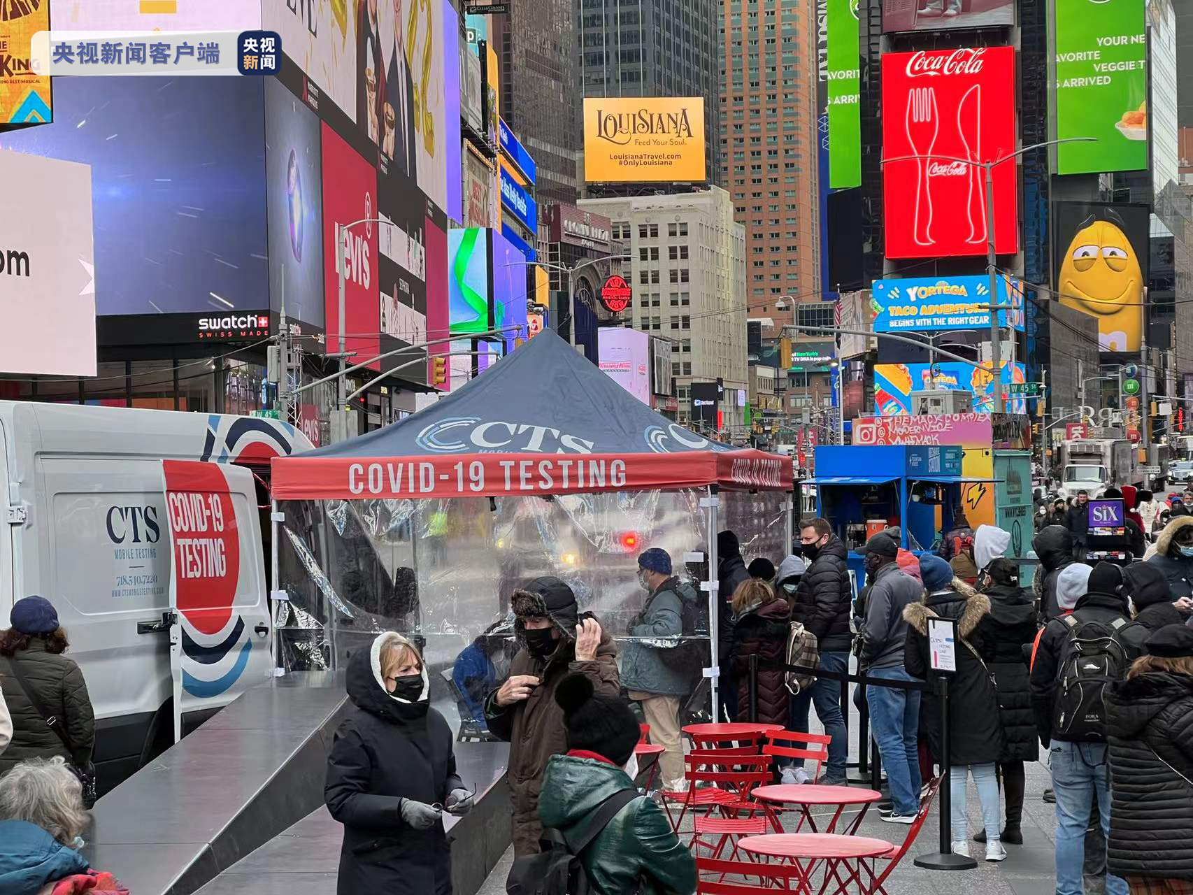△图为纽约各地等待检测病毒的民众