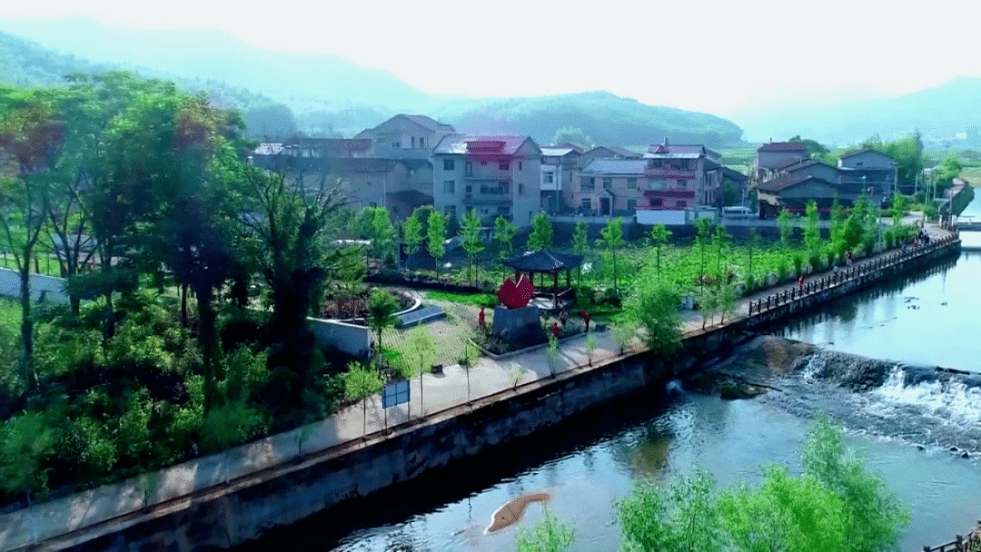 光泽县寨里镇百石村水清河畅,树带围村