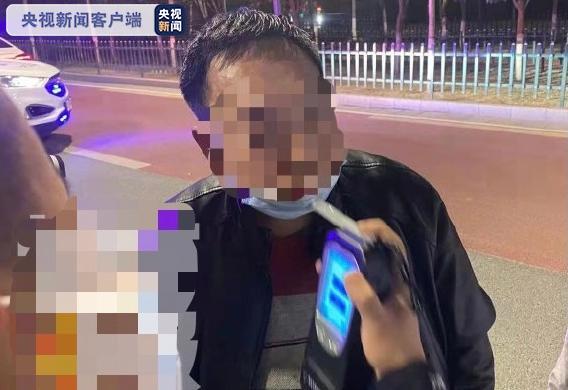 被查酒驾竟意外找到失散28年的亲人！民警讲法也讲情