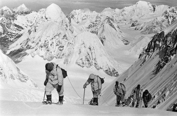 △1960年5月，中国登山队队员在海拔7150米的冰雪坡上行进。