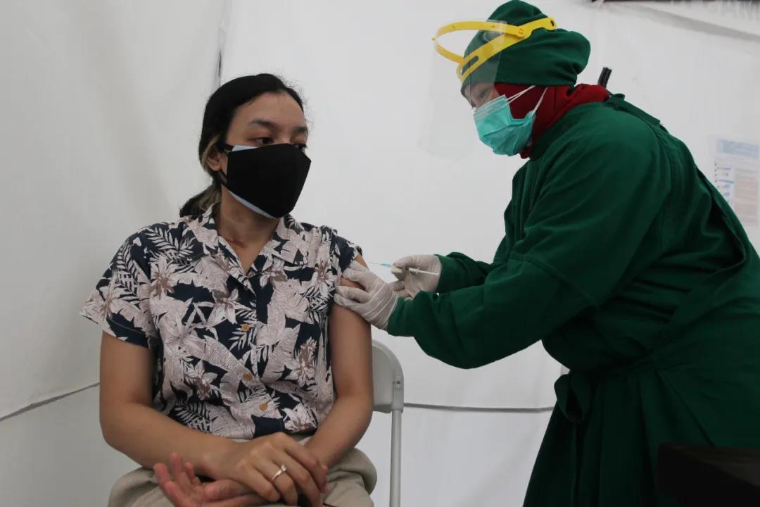 △当地时间1月15日，印度尼西亚雅加达公共卫生中心，医务人员为民众接种中国新冠疫苗。（图片来源：视觉中国）