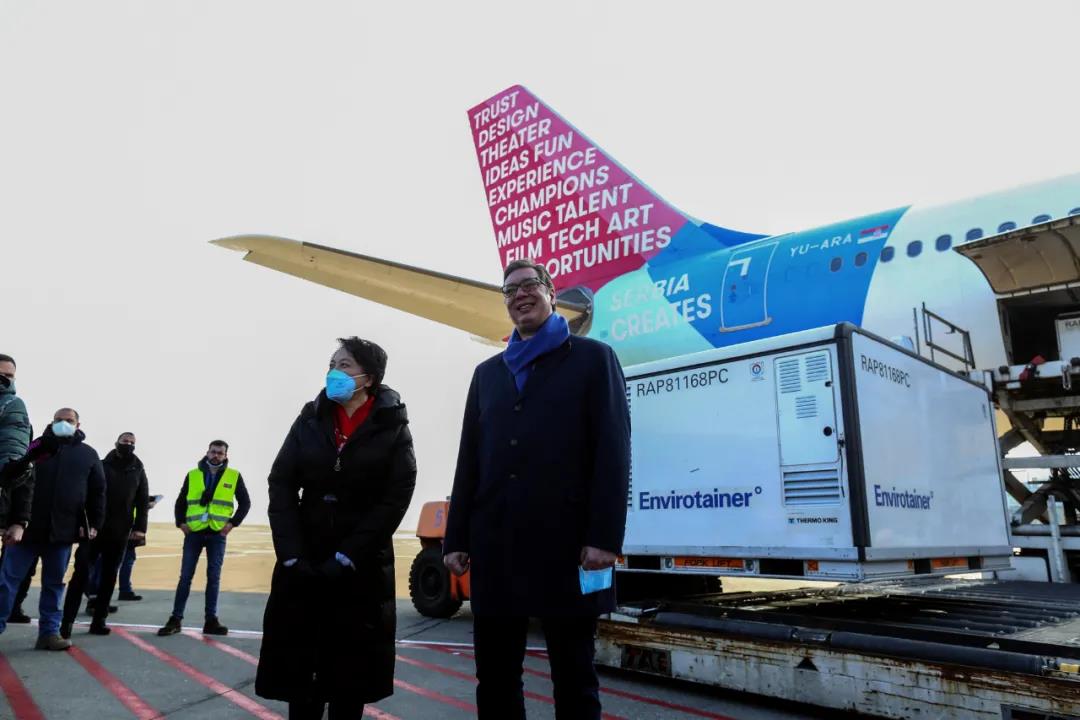 △当地时间1月16日，塞尔维亚总统武契奇在贝尔格莱德机场迎接中国疫苗运抵。（图片来源：视觉中国）