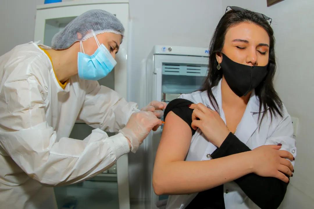 △当地时间1月18日，阿塞拜疆首都巴库，民众接种中国新冠疫苗。（图片来源：视觉中国）