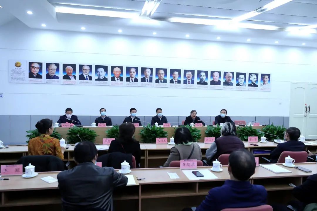 纪念严济慈先生诞辰1周年座谈会暨严济慈教育思想研讨会在京举行 座谈会 科研 严济慈 新浪新闻