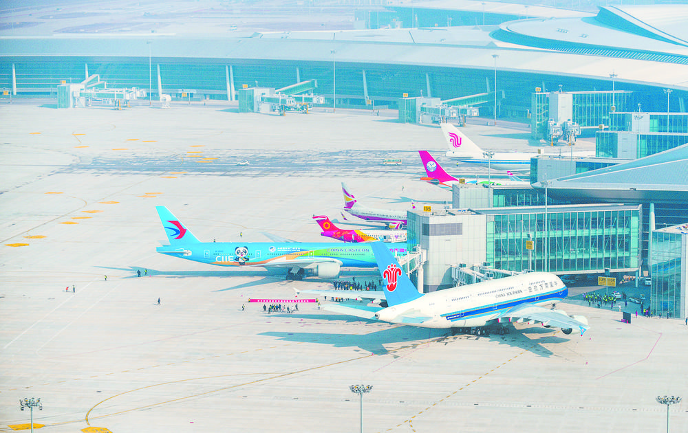 参与试飞的6架飞机全部停靠在成都天府国际机场T1航站楼