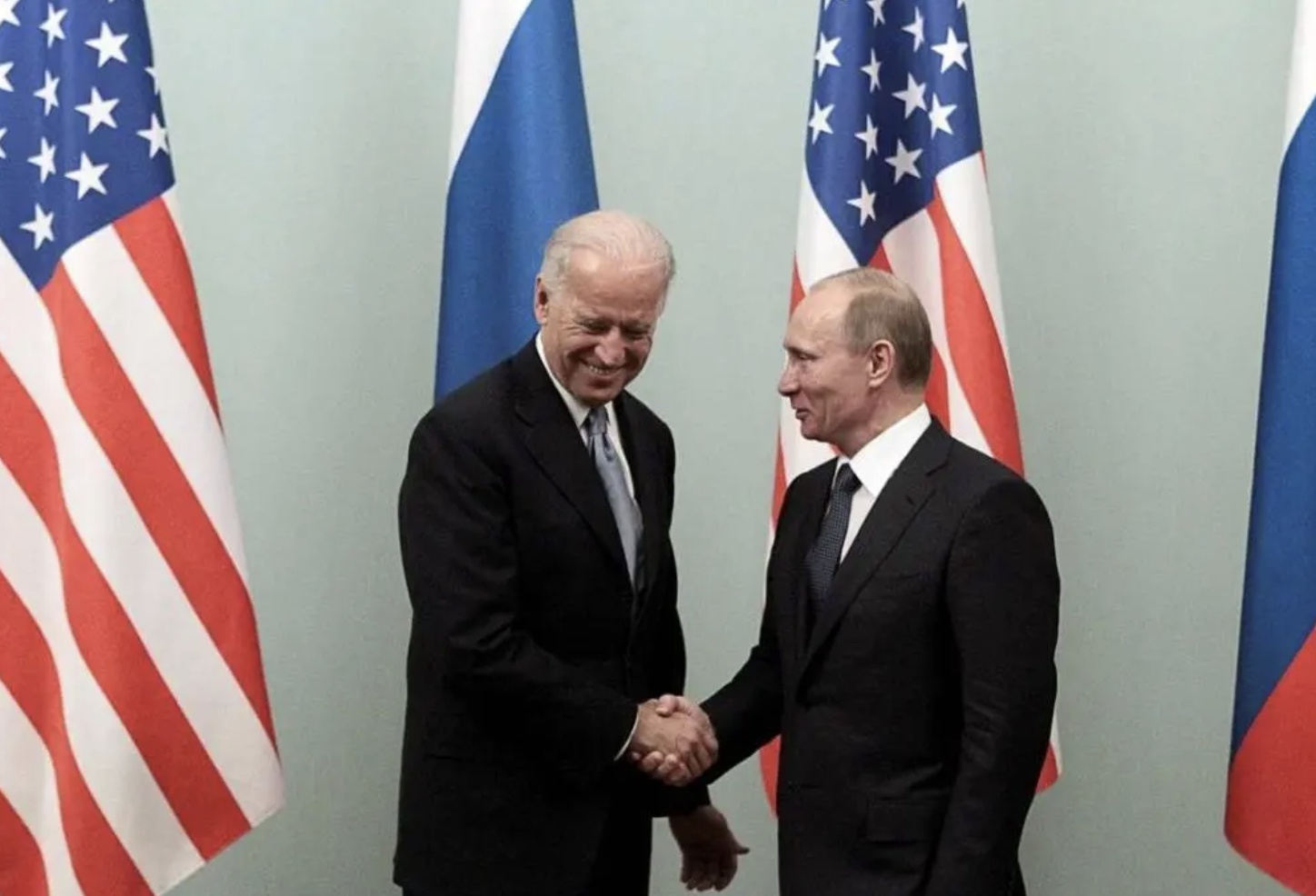 △2011年3月 时任副总统拜登在莫斯科与普京会晤时握手