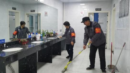 △志愿者正在打扫“幸福驿站”里的免费公厕