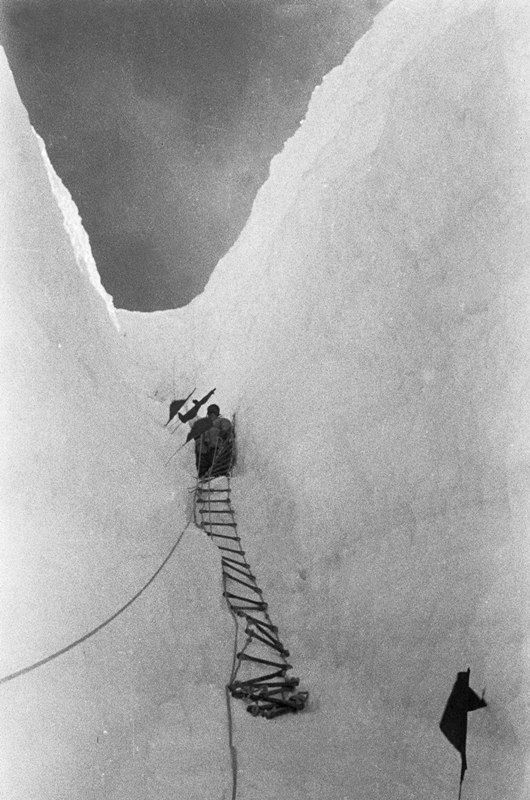 △登山队队员进入珠穆朗玛峰的“难关”——北坳，他们运用云梯在竖着的“冰胡同”挺进。
