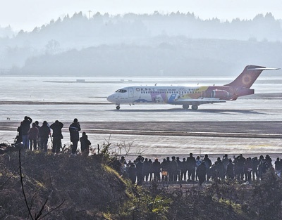 　　图为1月22日，参加成都天府国际机场试飞仪式的成都航空公司客机降落在跑道上。　　新华社记者 刘 坤摄