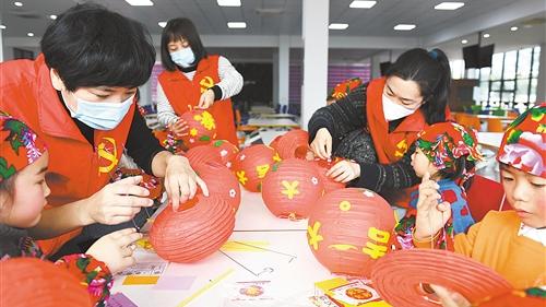 发红包、给补贴、奖全勤 就地过年 各地留人有妙招