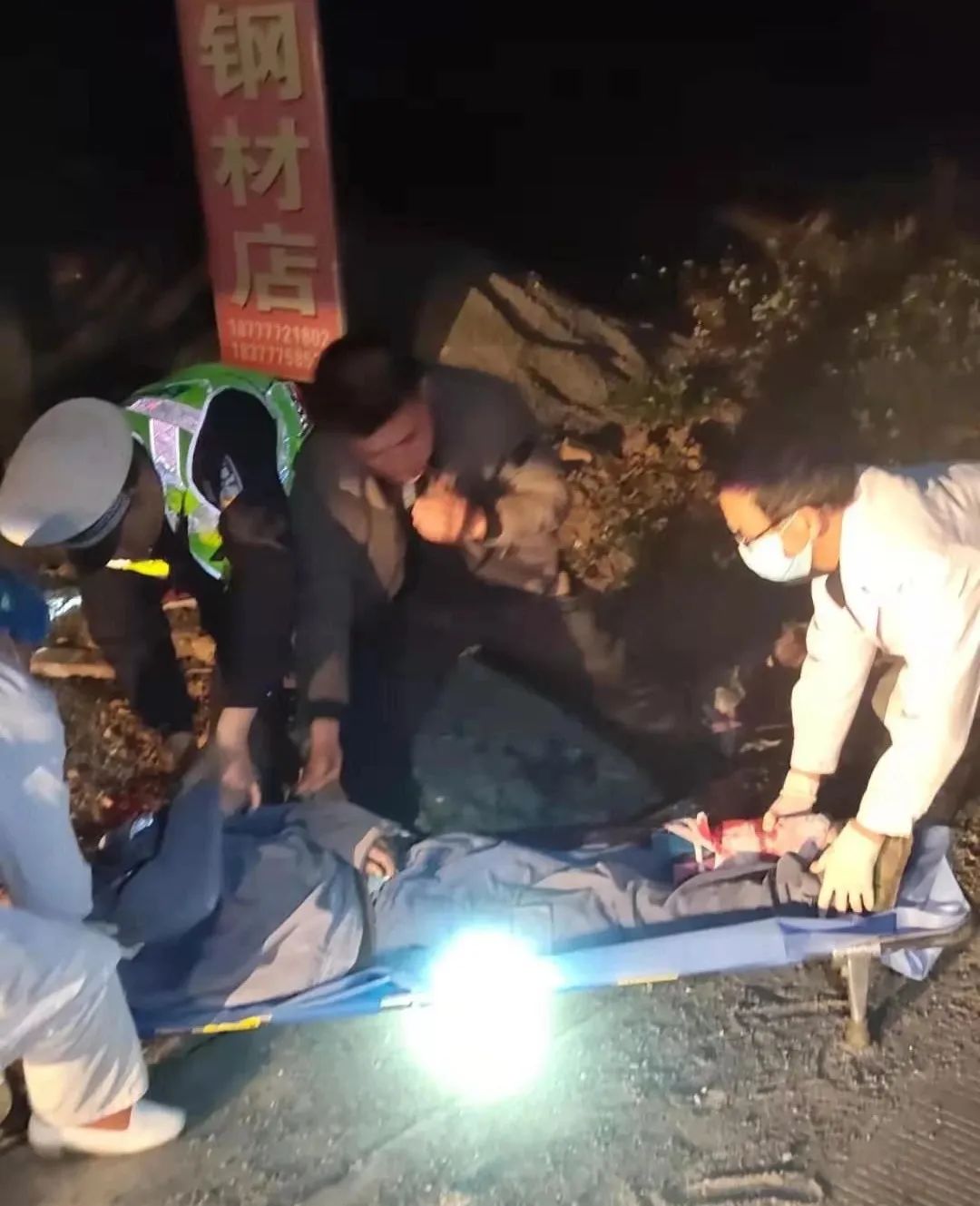 钦州市公安局交警支队三大队民警接到报警电话,在钦州市小董镇万象城