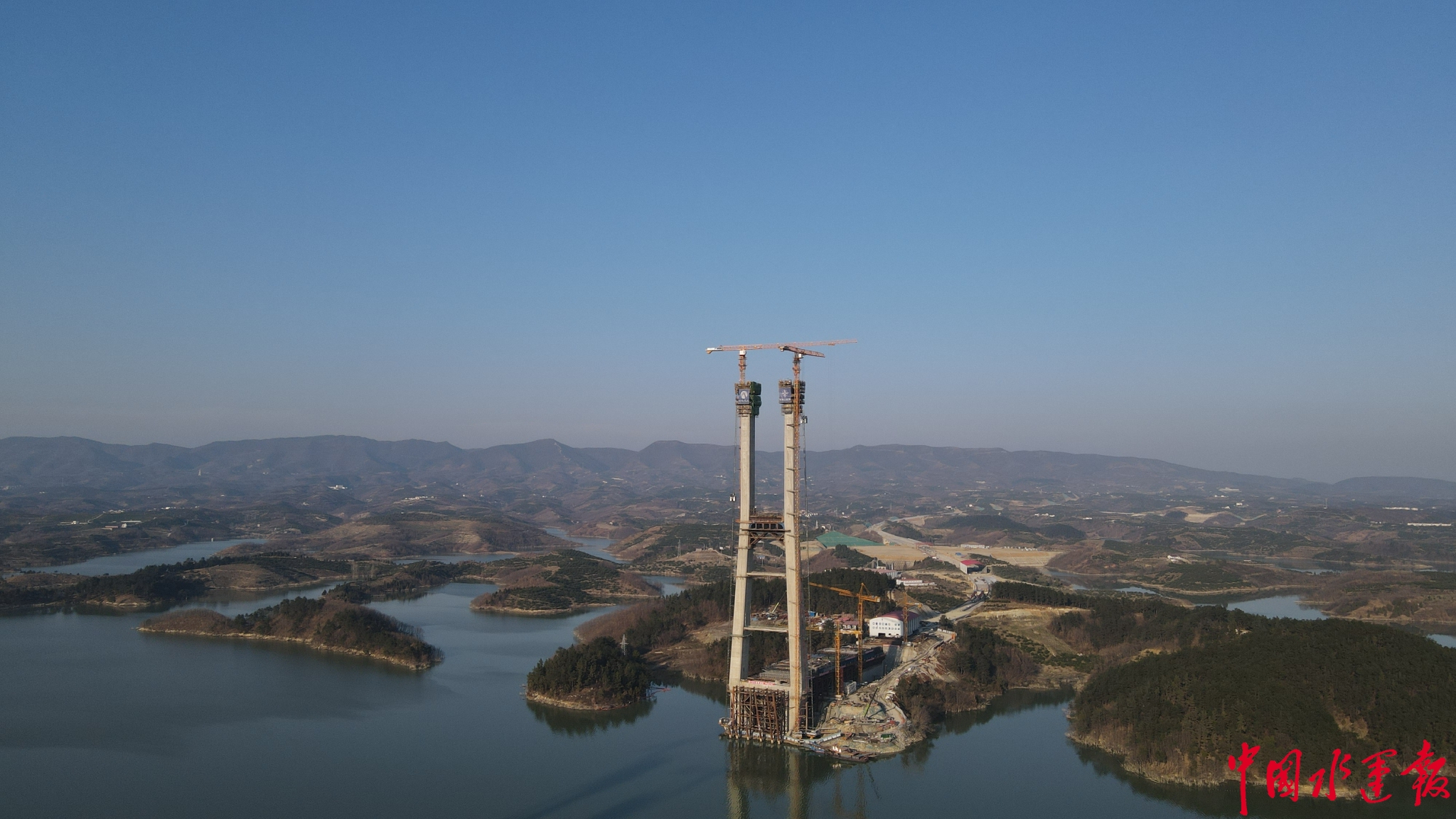 世界最大跨径部分地锚式组合梁斜拉桥主塔封顶