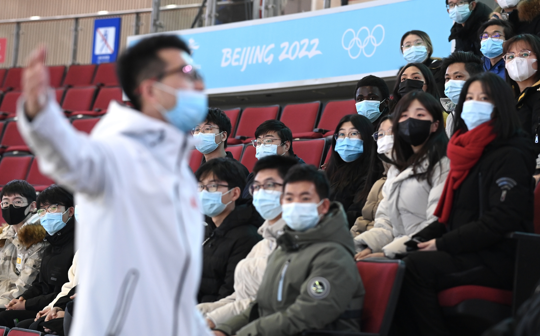 来自北京科技大学的志愿者在接受场馆培训。（中国日报记者 魏晓昊 摄）