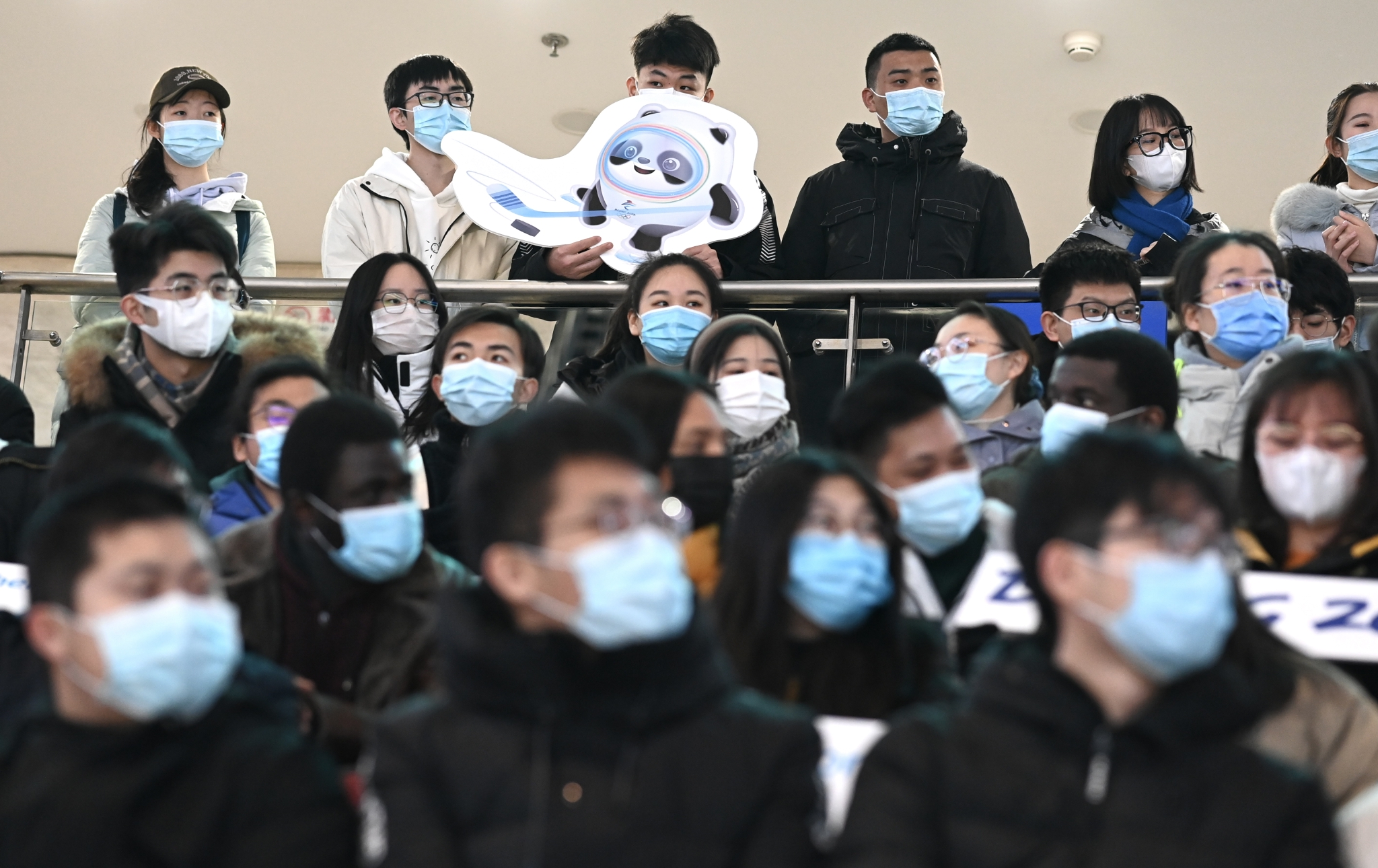 来自北京科技大学的志愿者在接受场馆培训。（中国日报记者 魏晓昊 摄）