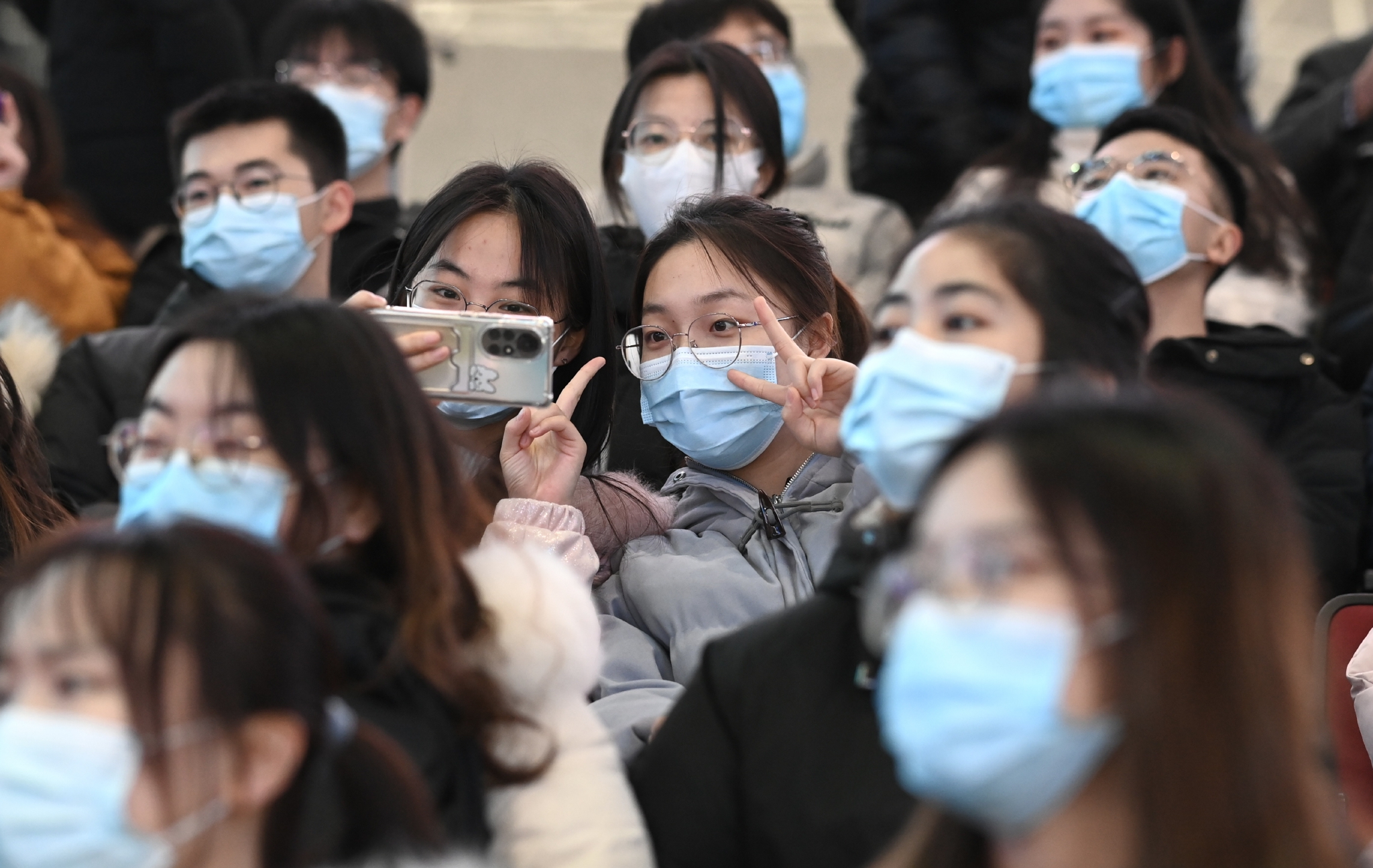 来自北京科技大学的志愿者在培训现场合影。（中国日报记者 魏晓昊 摄）