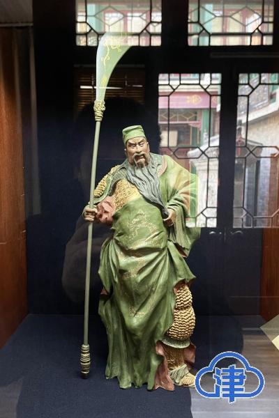 张宇的泥塑作品《关公像》