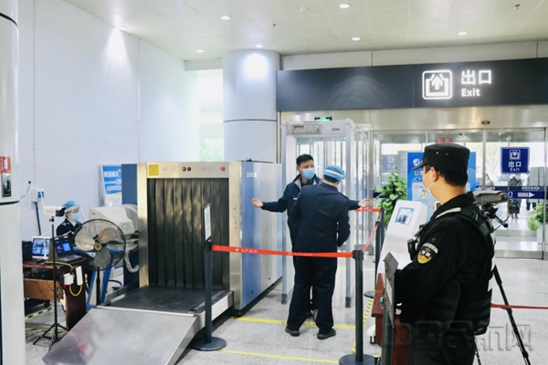 航站楼入口实施预安检