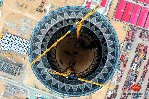 图为世界首台百万等级钢结构间接空冷塔俯拍图