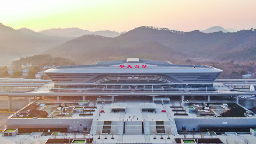 安庆西站坐落于美丽的安徽省安庆市怀宁县,站房南依宝龙山,北临万福河