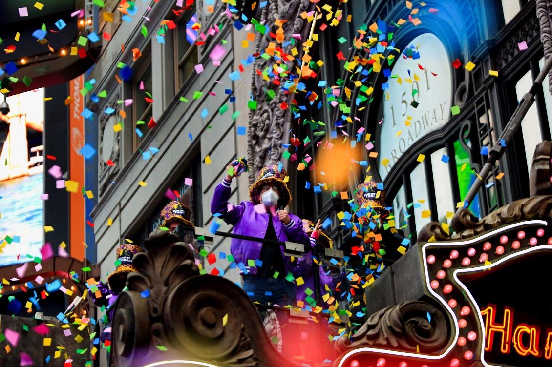 漫天飞扬纽约时报广场测试跨年夜彩屑效果