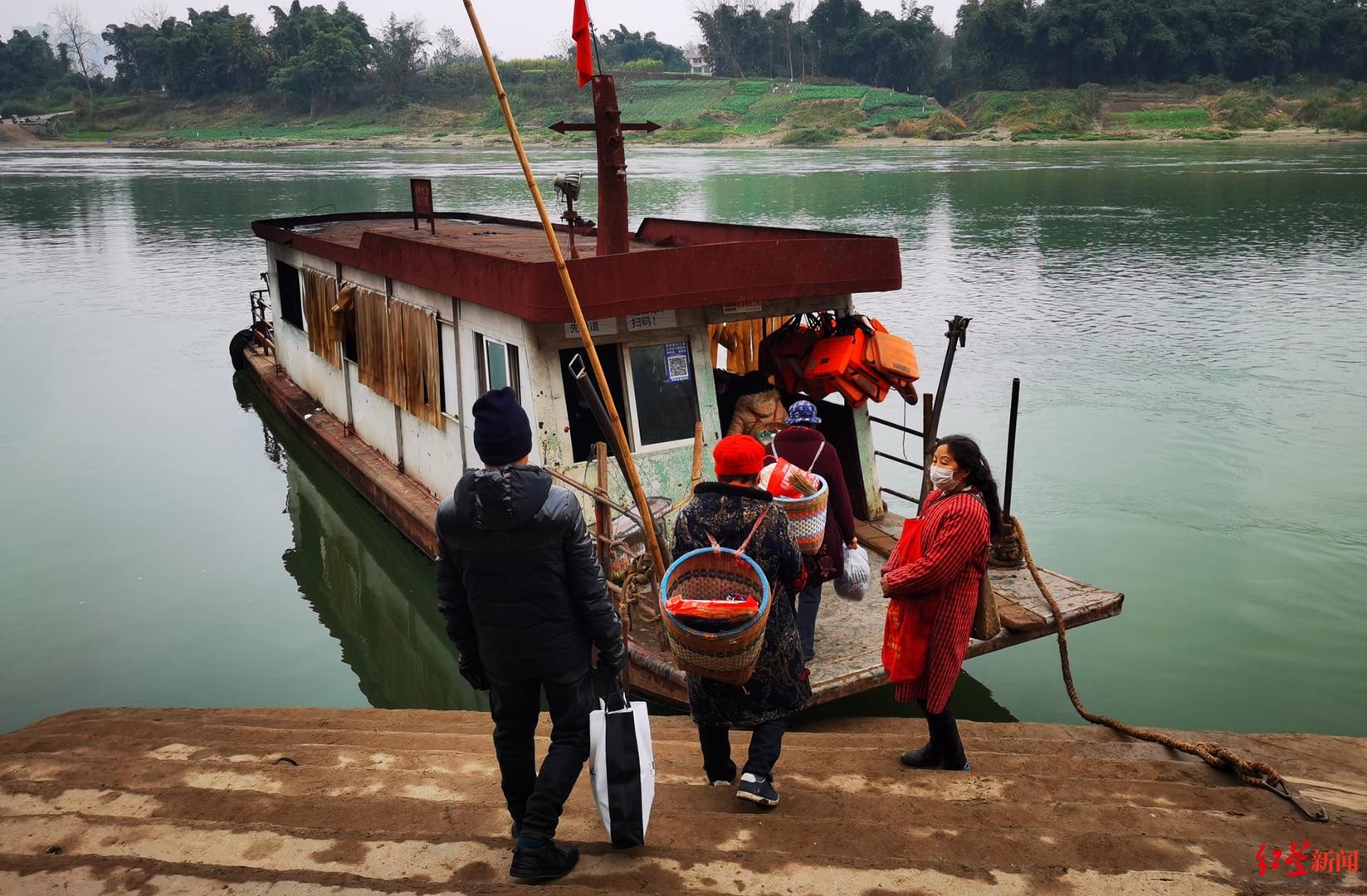 最后的渡船夫妻摆渡24年零事故8年未涨价少收上百万过江桥建成就停渡