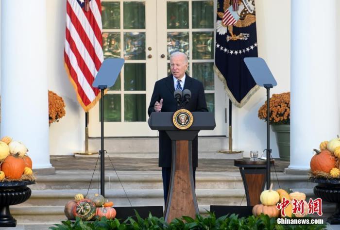 当地时间11月19日，美国总统拜登在白宫玫瑰园“赦免”2021年感恩节“幸运”火鸡——“花生酱”（Peanut Butter）和“果冻”（Jelly）。 图为拜登在火鸡“赦免”仪式上讲话