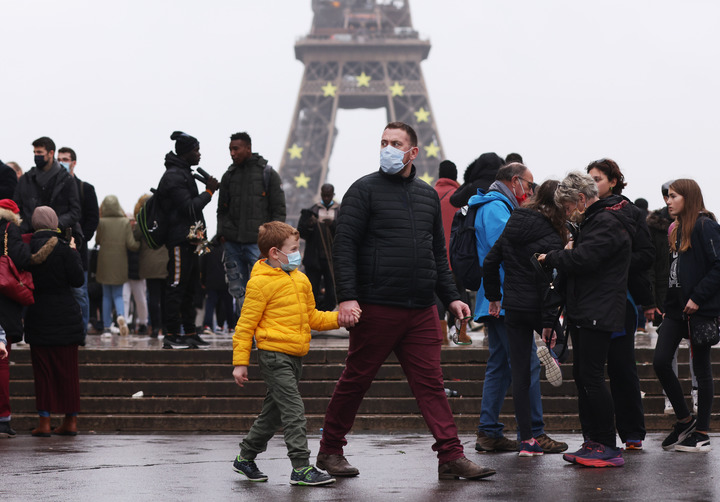 12月29日，人们走过法国巴黎埃菲尔铁塔附近的特罗卡德罗广场。新华社记者高静摄