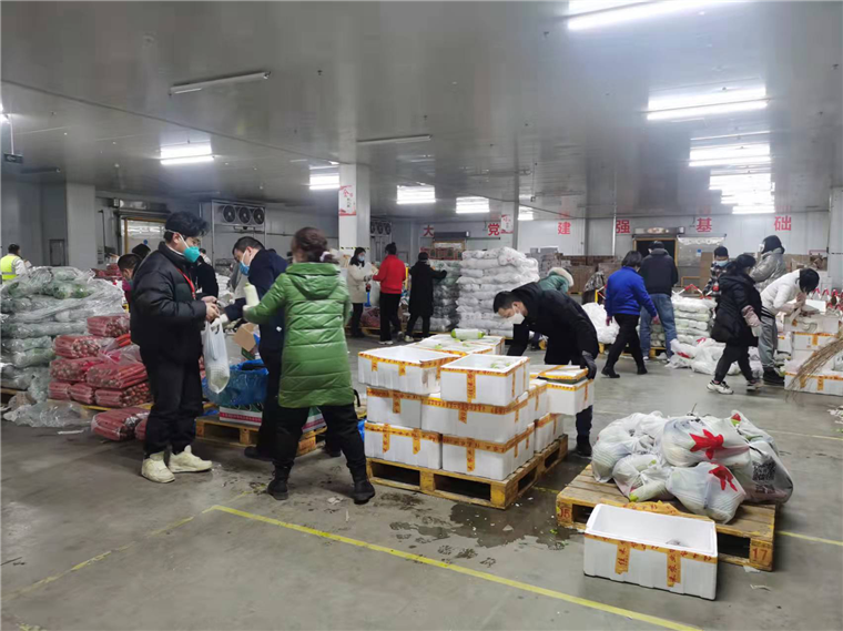 组织员工连夜分拣包装,截至29日1:00,就完成了1万份供应菜品的打包