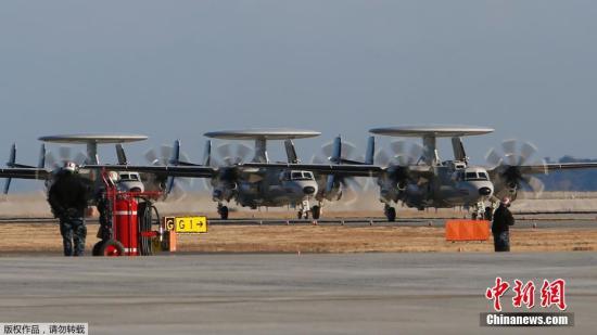 资料图：5架来自美国的E-2D新型预警机抵达美国海军陆战队驻日本岩国市的航空基地。