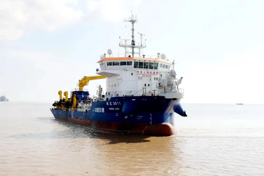 两艘中小型智能化挖泥船交付