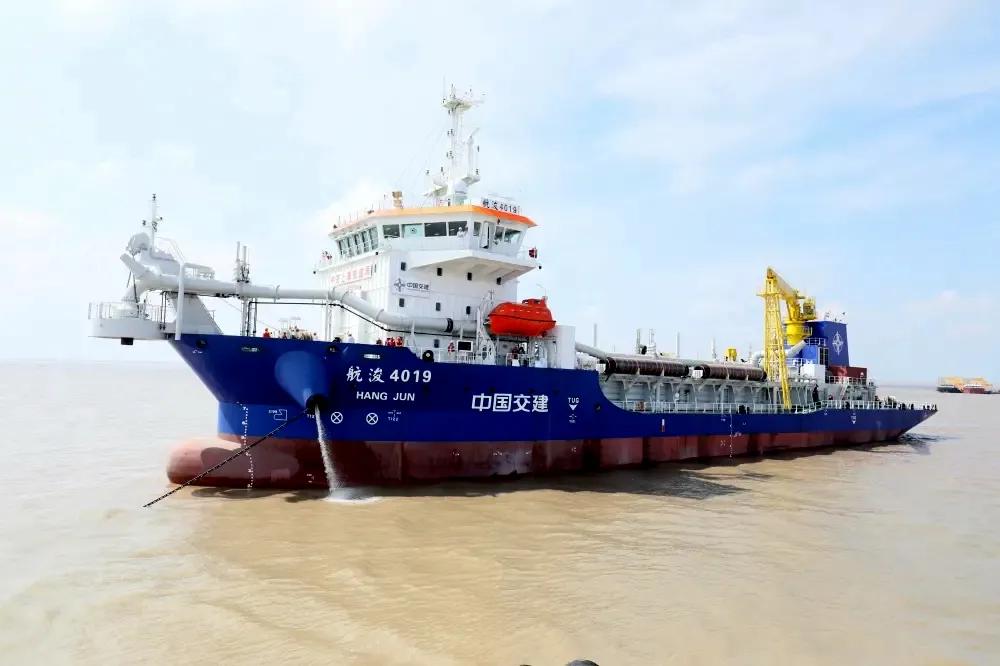 两艘中小型智能化挖泥船交付