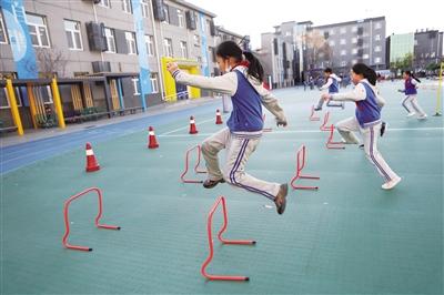 在游戏和比赛中让学生爱上体育