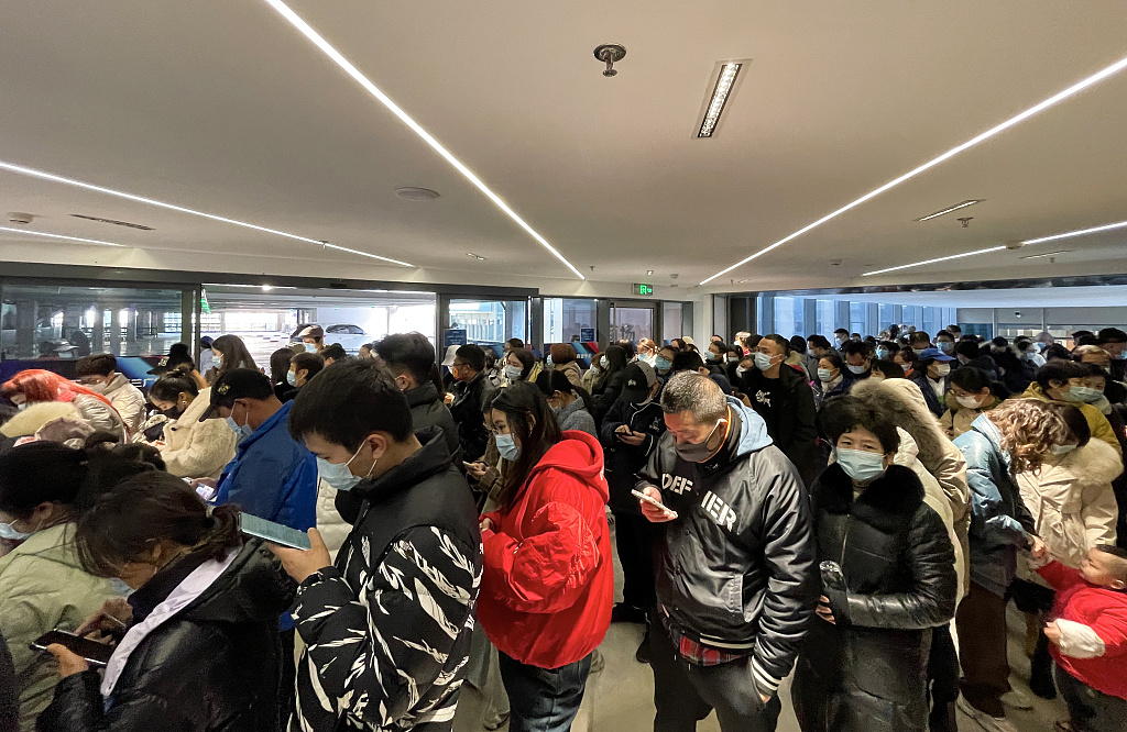 2021年12月29日，杭州山姆会员店（江干店）大批市民正在排队退卡。图源/人民视觉
