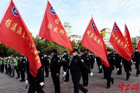 图为2021年12月30日平安义警队旗上场