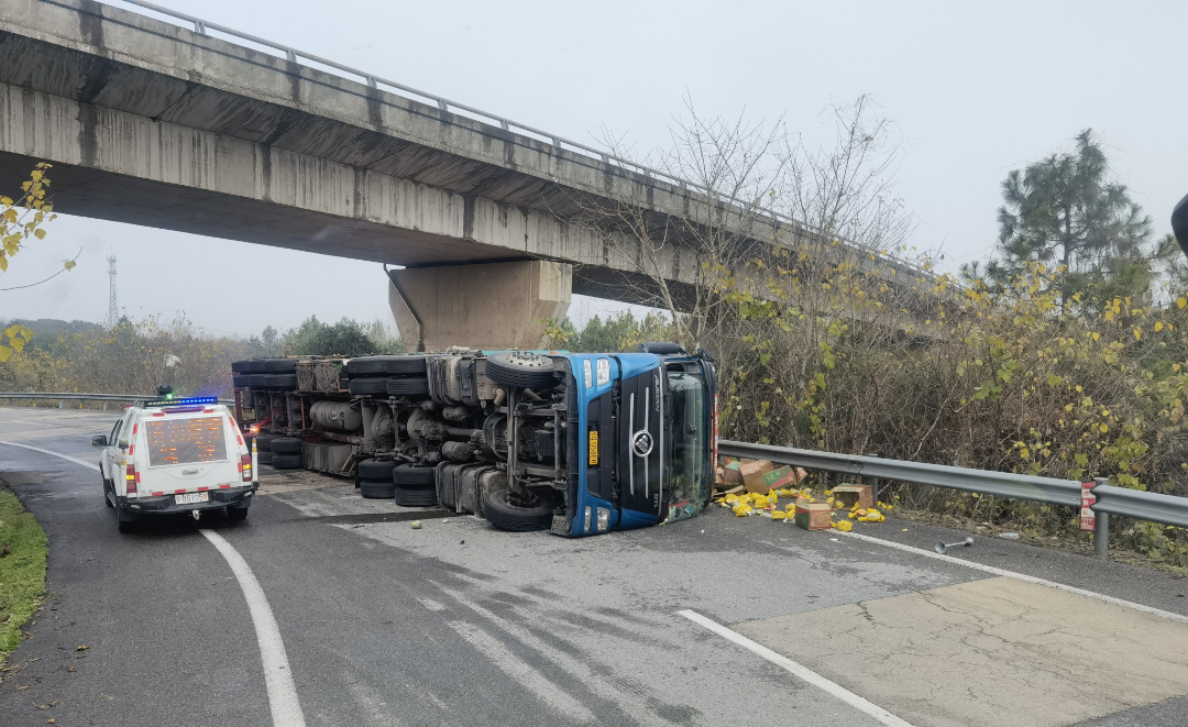 鹰潭一货车侧翻这些路段事故多发要注意