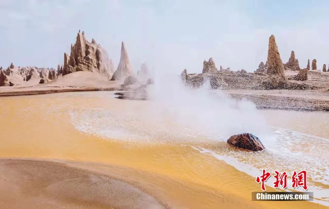 图为俄博梁雅丹中的盐湖.冷湖火星小镇供图