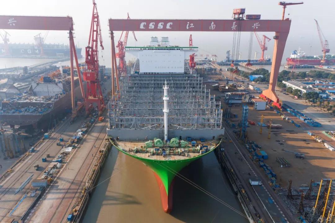 中国首制全球最大24000TEU集装箱船出坞