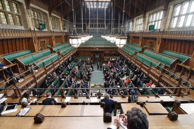 英国下议院在议会大厦内举行会议。图源：视觉中国