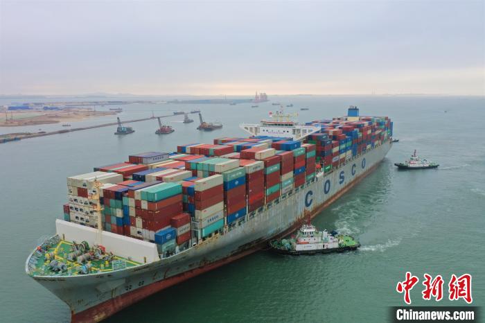 图为进出广西北部湾港的大型集装箱船。广西北部湾国际港务集团有限公司供图