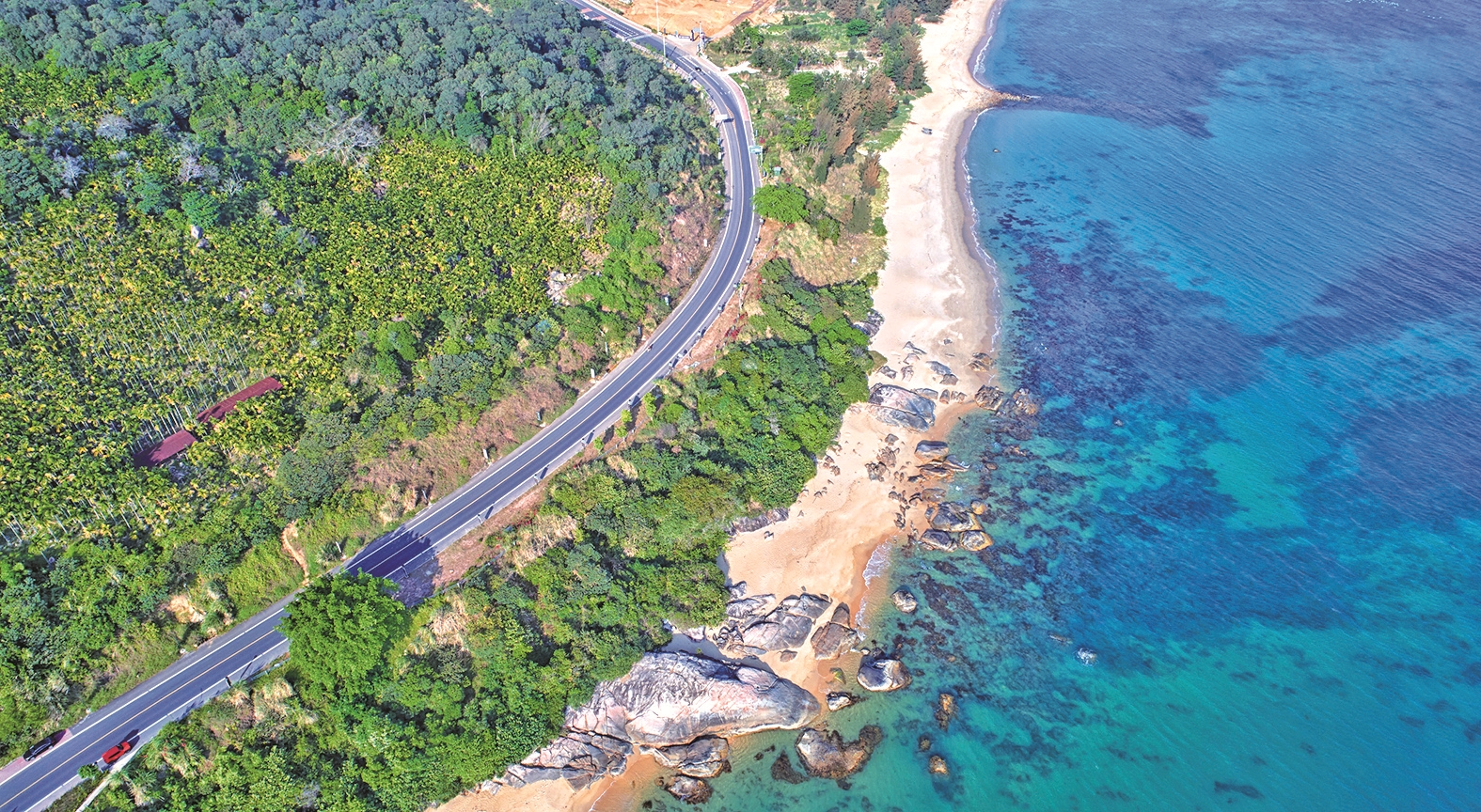 海南环岛旅游公路如一条"珍珠项链",串联起景点景区,特色城镇,美丽