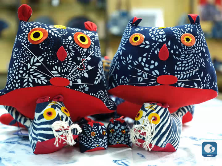 整个"生肖虎"布偶背上的条纹以经典的断刀式样蓝印花布图案取代,外形