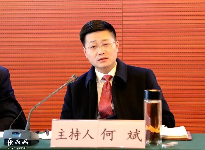 何斌主持召开县政府第一百零四次常务会议