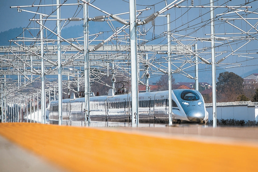 昨天,京港高铁安庆至九江段(安九高铁)开通运营,合肥至南昌间实现高铁