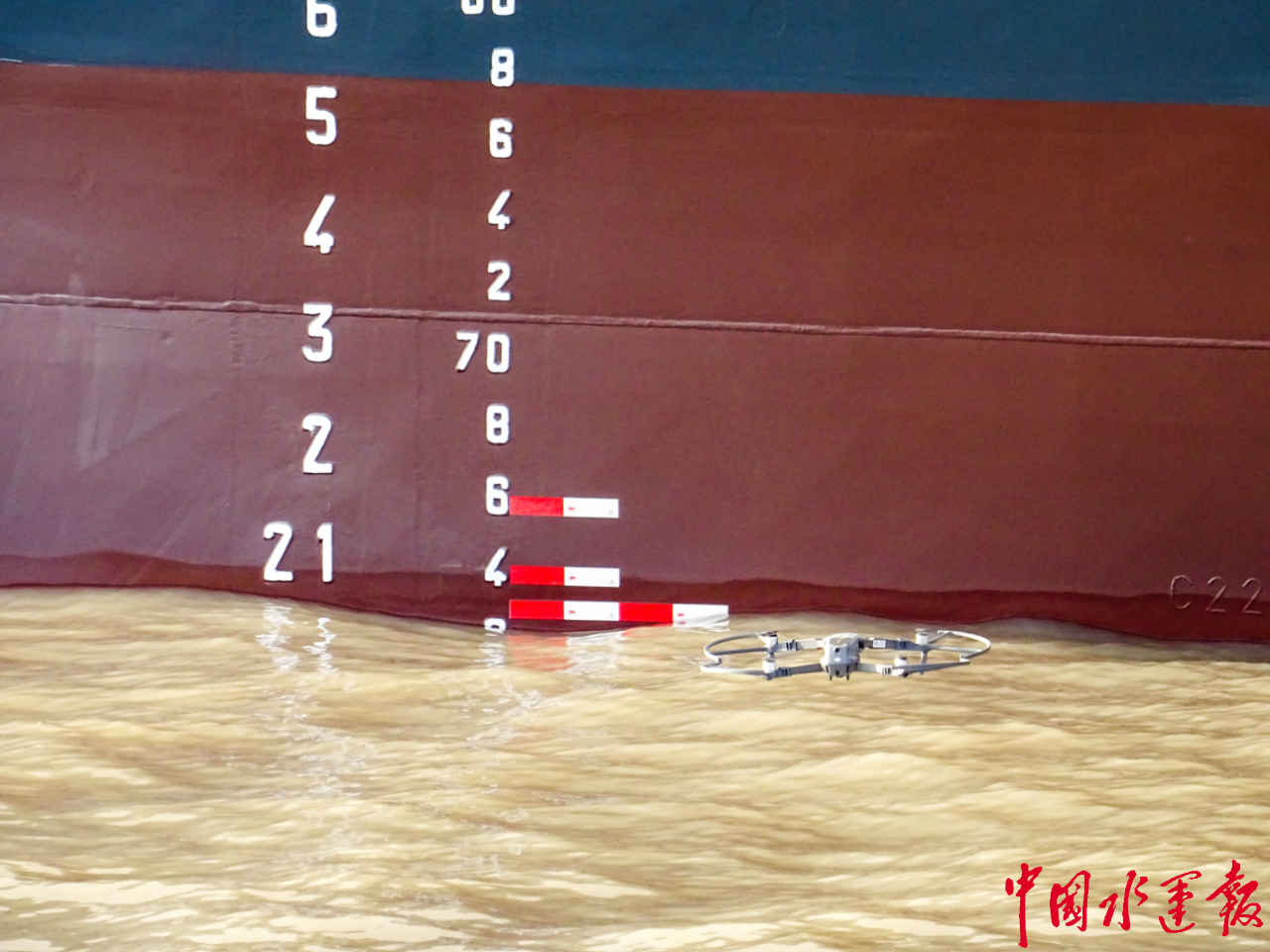 鉴于大型邮轮艉部线型大,起浮吃水水线位于平底无法读取的特殊性,项目