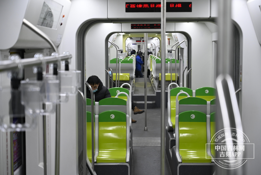 东广场站列车及内部环境