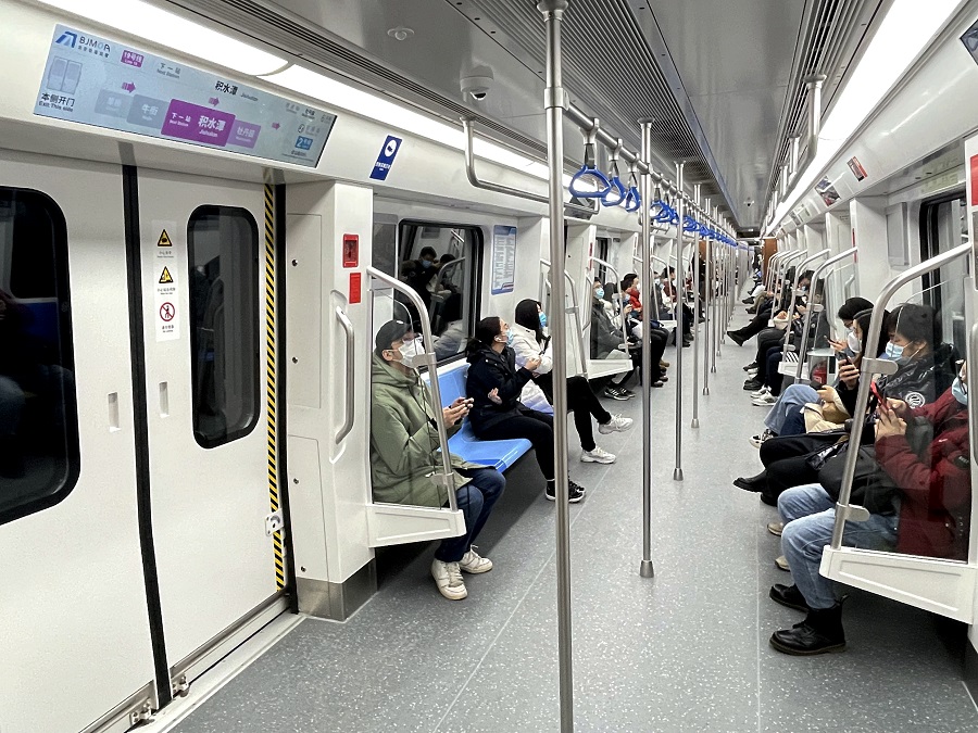 12月31日拍摄的北京地铁19号线车厢内。（曹夏 摄）