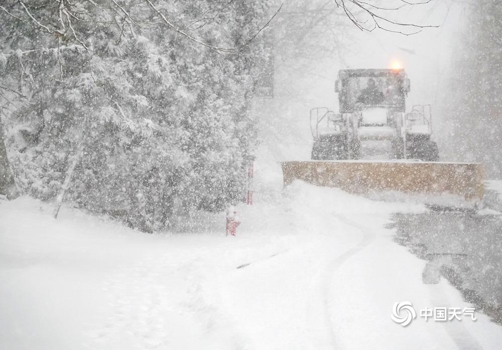 2021年12月25日，山东省烟台市莱山区，清雪机械在街头清理道路积雪。（图源：视觉中国）