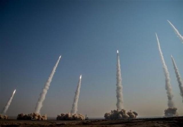 △伊朗军演试射导弹（图片来源：伊朗媒体）
