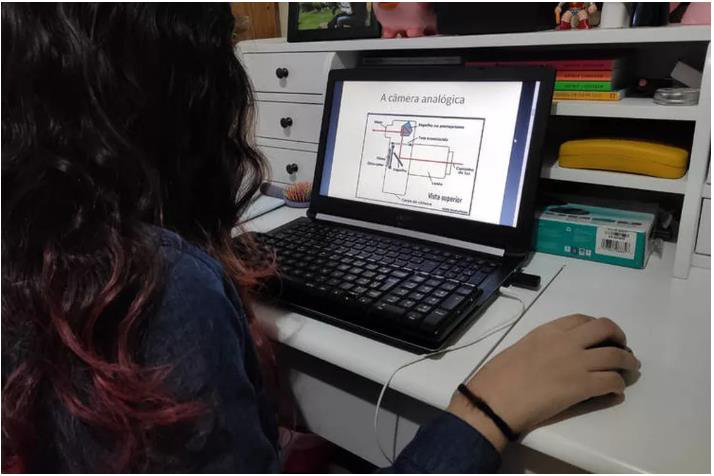 △当地学生接受线上授课 （图片来源：巴西G1新闻网）